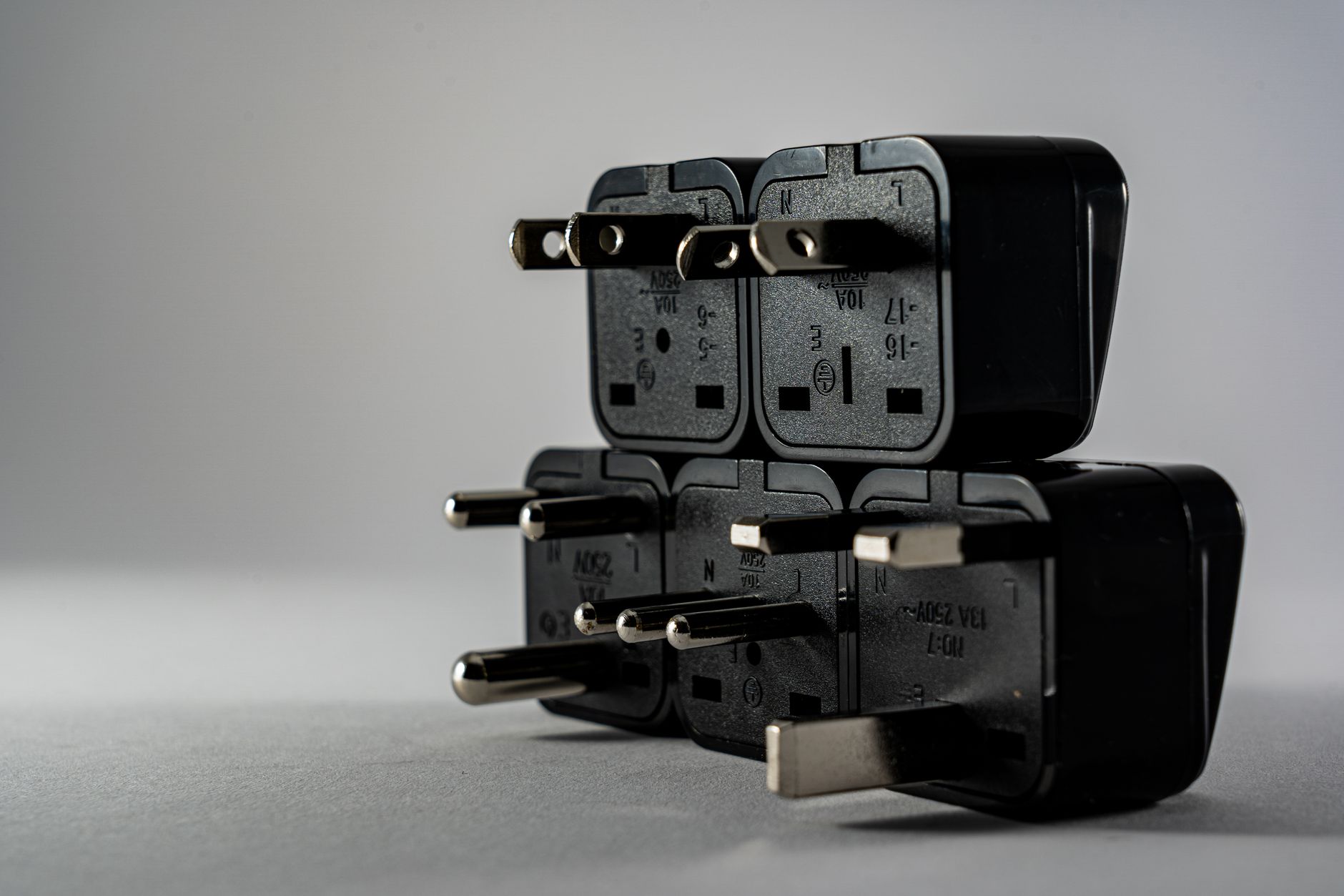 Univerzalni potovalni adapter